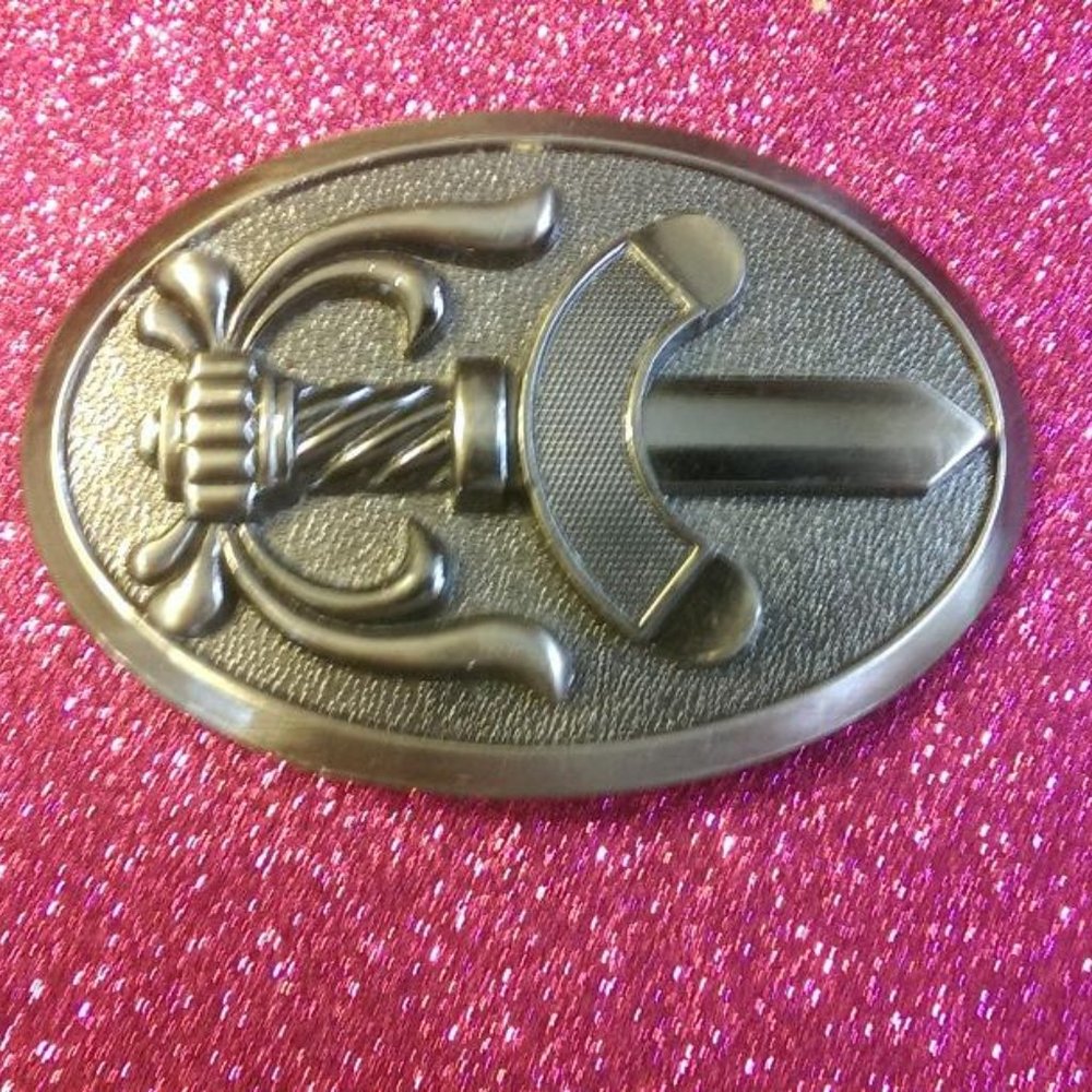 Lightweight carved sword belt buckle for snap belt
